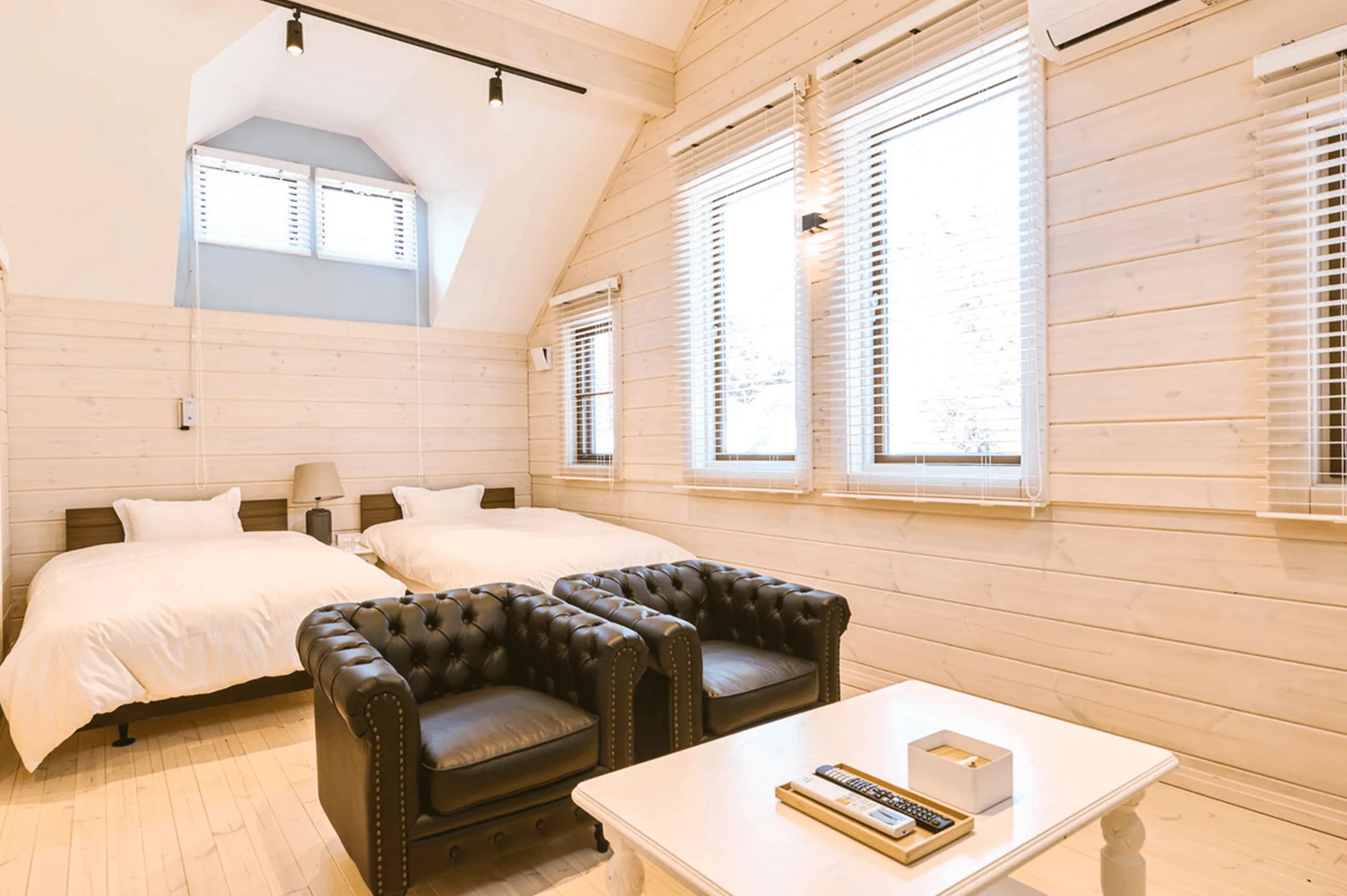 白木に包まれたSOLA RESORT BESEEDの客室